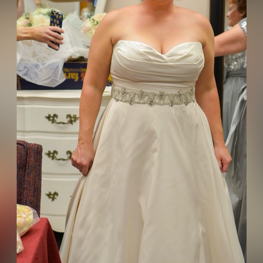 Paloma Blanca 4733 Wedding Dress